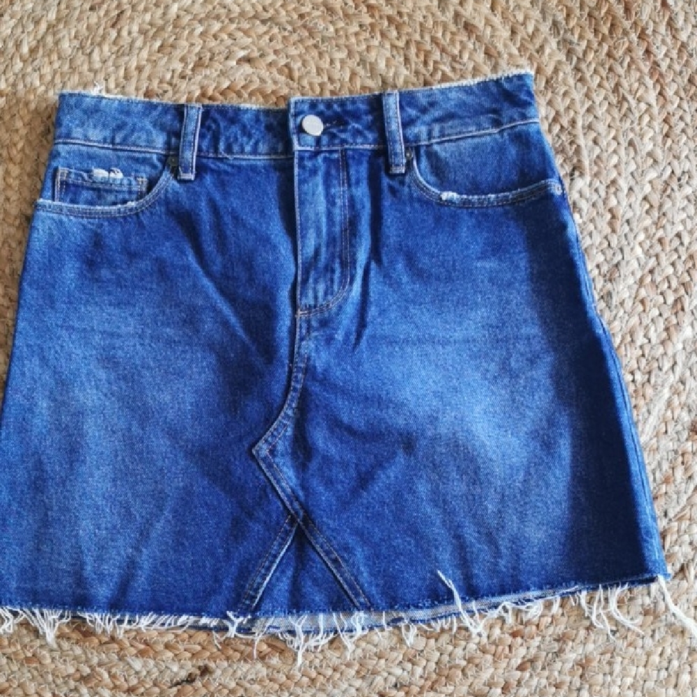 PAIGE Aideen Hi Rise Denim Distressed Raw Hem Mini Skirt Medium Wash. Size 26